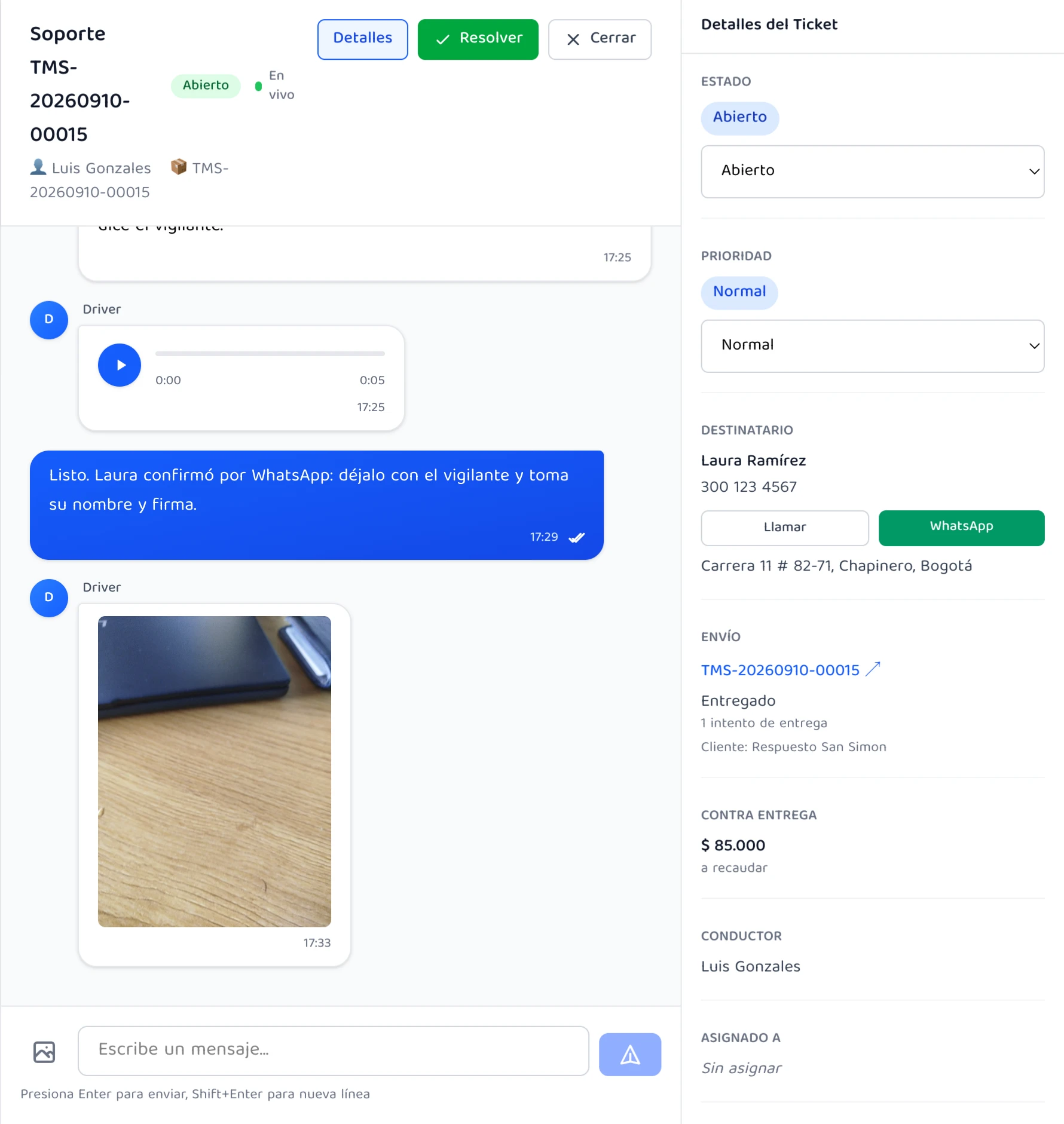 Ticket de soporte en Waygo: el mensajero reporta una novedad con nota de voz y foto, soporte responde, y al lado se ven el destinatario, el envío y el contra entrega